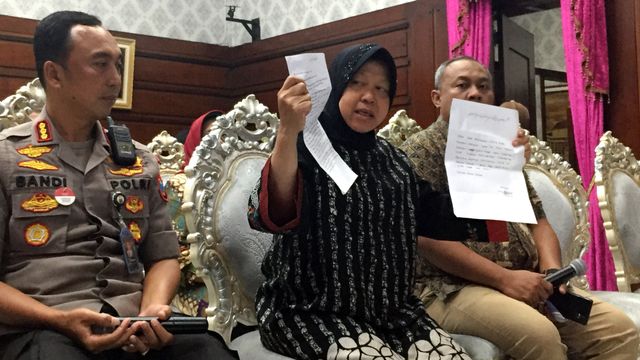Wali Kota Surabaya Tri Rismaharini saat menunjukkan surat permintaan maaf dari Zikria Dzatil. Foto: Yuana Fatwalloh/kumparan