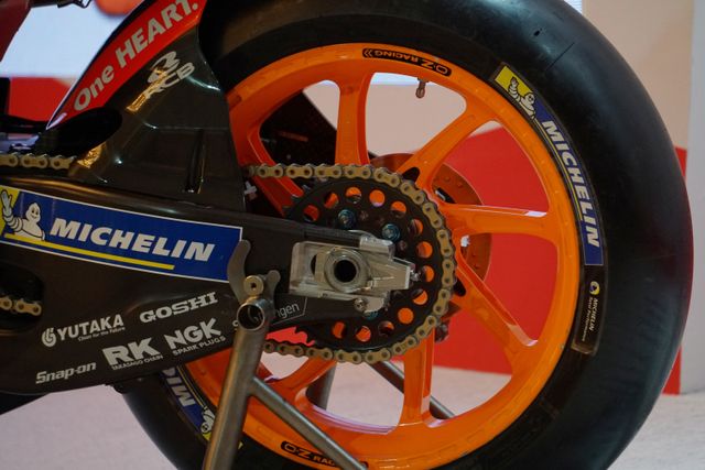 Mengapa Pebalap MotoGP Saat Belok Miring Pakai Ban 'Botak' Tidak Jatuh? (25193)