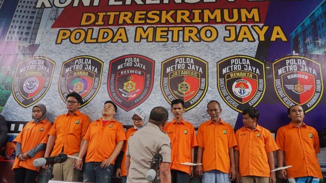Wajah tersangka pembobolan rekening Ilham Bintang di Polda Metro Jaya, Rabu (5/2). Foto: Fanny Kusumawardhani/kumparan