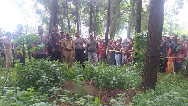 Warga melihat penemuan mayat di Bondowoso, Jawa Timur. Foto: kumparan 