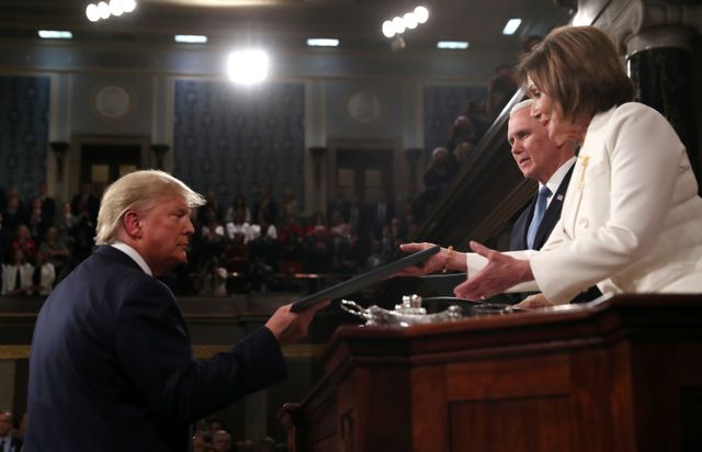 Nancy Pelosi robek naskah pidato Donald Trump