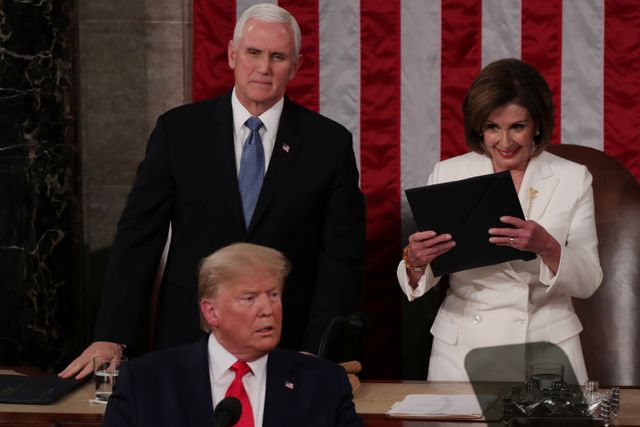 Nancy Pelosi robek naskah pidato Donald Trump