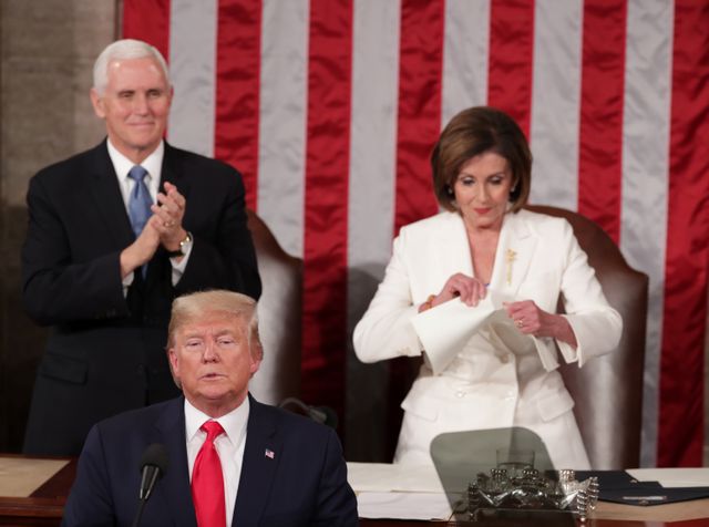 Nancy Pelosi robek naskah pidato Donald Trump