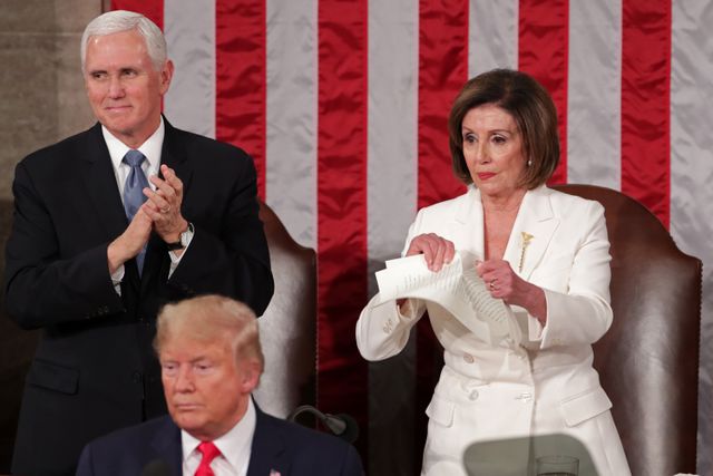 Ketua DPR Amerika Serikat Nancy Pelosi (kanan) merobek naskah pidato kenegaraan Presiden Amerika Serikat Donald Trump di Kongres Amerika Serikat.  Foto: REUTERS / Jonathan Ernst