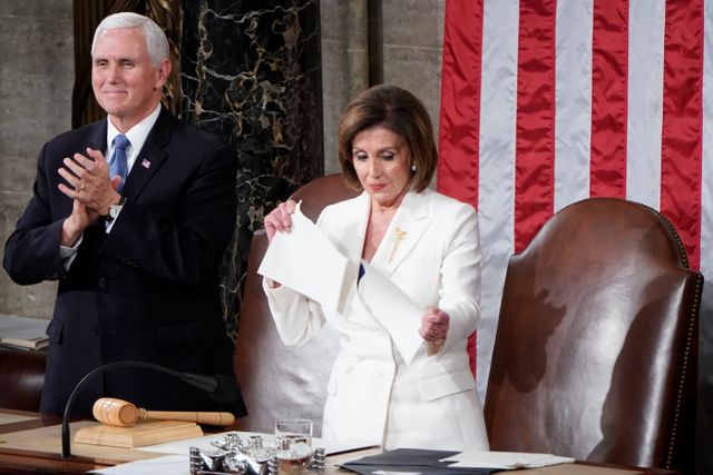 Nancy Pelosi robek naskah pidato Donald Trump