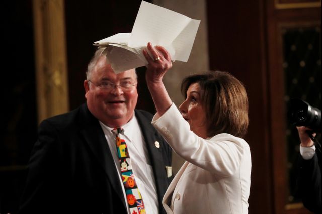 Nancy Pelosi robek naskah pidato Donald Trump