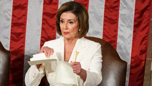 Nancy Pelosi robek naskah pidato Donald Trump