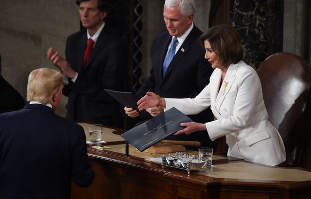 Nancy Pelosi robek naskah pidato Donald Trump