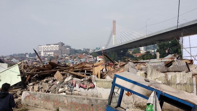 Reruntuhan bangunan di RW 11 Tamansari Kota Bandung setelah Pemkot membongkar paksa untuk proyek pembangunan rumah deret (Foto: Bandungkiwari/Assyifa)