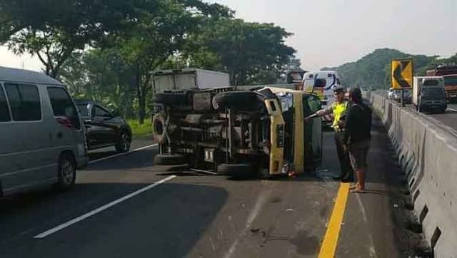 Ditabrak Trailer di Tol Sidoarjo, Truk Boks Terguling