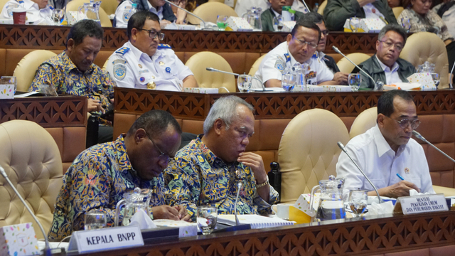 Menteri PUPR Basuki Hadimuljono (tengah) dan Menhub Budi Karya Sumadi melakukan rapat dengar pendapat (RDP) dengan Komisi V DPR RI. Foto:  Fanny Kusumawardhani/kumparan
