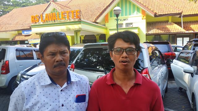 Taufik (kanan) paman korban saat ditemui di RS Lavalette, Kota Malang. 