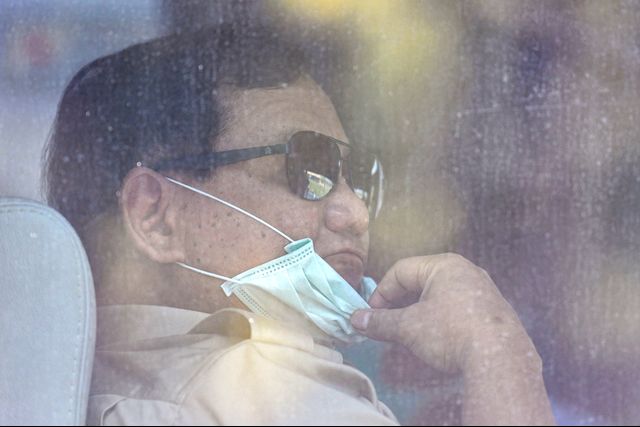 Menteri Pertahanan Prabowo Subianto menggunakan masker saat akan mengunjungi Warga Negara Indonesia (WNI) yang menjalani masa observasi di Natuna. Foto: ANTARA FOTO/M Risyal Hidayat