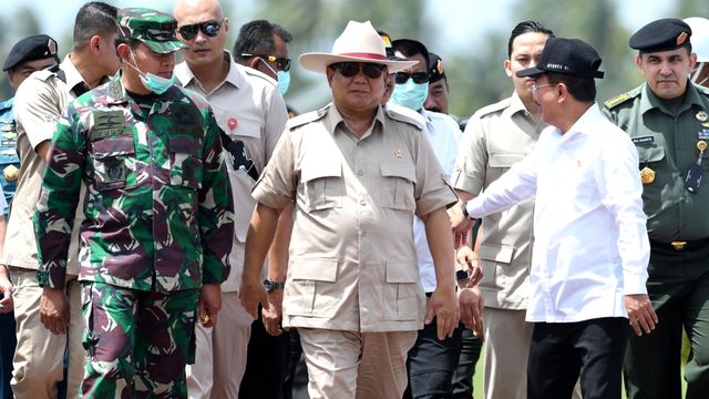 Menteri Pertahanan Prabowo Subianto didampingi Menteri Kesehatan Terawan (kanan) berjalan menuju tempat observasi WNI pascaevakuasi dari Wuhan, di Natuna. Foto: ANTARA FOTO/M Risyal Hidayat