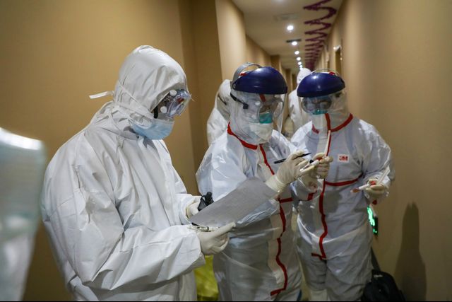 Petugas medis mengobservasi sampel yang diambil dari pasien yang diduga terkena virus corona di tempat karantina di Wuhan, China. Foto: STR / AFP