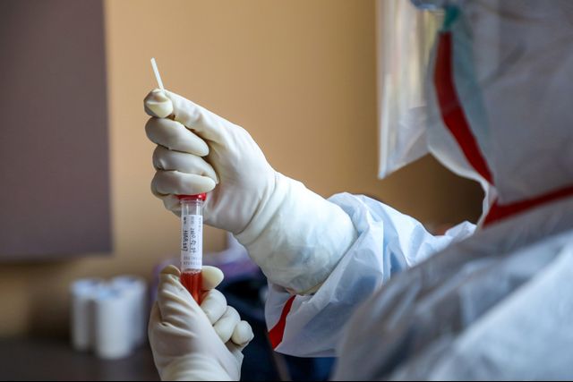 Petugas medis mengecek sampel yang diambil dari pasien yang diduga terkena virus corona di tempat karantina di Wuhan, China. Foto: STR / AFP