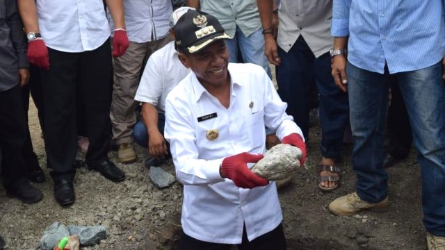 Wali Kota Palu Hidayat saat melakukan peletakan batu pertama pembangunan kawasan permukiman penduduk di Kelurahan Mamboro Barat, Kecamatan Palu Utara, Kota Palu, Rabu (5/1). Foto: Humas Pemkot Palu
