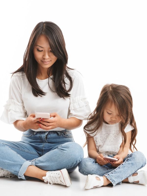 Ilustrasi ibu dan anak pakai smartphone - potrait. Foto: Shutterstock