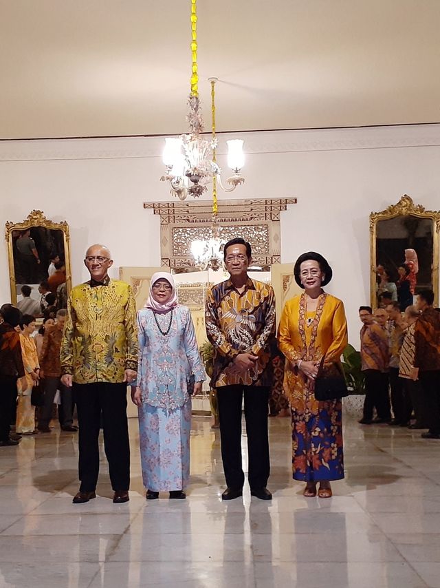 Presiden Singapura Halimah Yacob (kedua kiri) foto bersama dengan Sri Sultan Hamengku Buwono X di depan Gedong Jene. Foto: Arfiansyah Panji Purnandaru/kumparan 