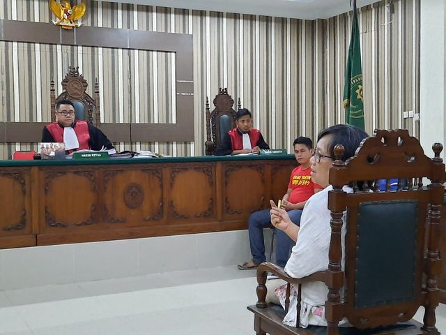 Wakil Ketua Komnas HAM RI, Sandrayati Moniaga memberikan keteranganya dalam sidang lanjutan kasus karhutla dengan terdakwa 6 orang peladang Sintang. Foto: Yusrizal/Hi!Pontianak