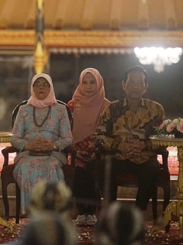 Gubernur DI Yogyakarta (DIY) Sri Sultan HB X (kanan) foto bersama dengan Presiden Singapura Halimah Yacob di keraton Yogyakarta.  Foto: ANTARA FOTO/Andreas Fitri Atmoko