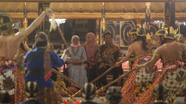 Gubernur DI Yogyakarta (DIY) Sri Sultan HB X (kanan) foto bersama dengan Presiden Singapura Halimah Yacob (kiri) di keraton Yogyakarta.  Foto: ANTARA FOTO/Andreas Fitri Atmoko