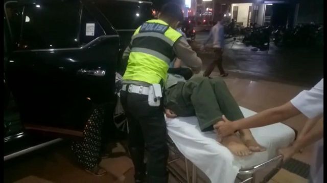 Seorang penonton panggung hiburan Cap Go Meh dilarikan ke rumah sakit karena pingsan. Foto: Teri/Hi!Pontianak