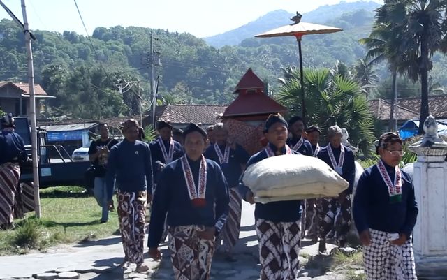 Abdi Dalem Keraton Yogyakarta membawa uba rampe ke Pantai Parangtritis Yogyakarta. Foto: lvt 