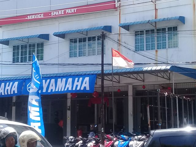 Bendera di salah satu dealer motor di Tanjungpinang. Foto: MD/kepripedia.com