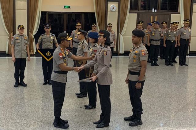 Kapolri Jenderal Idham Azis memberi penghargaan pada pamen dan bintara Polri di Rupatama Mabes Polri, Jakarta, Kamis (6/2). Foto: Mirsan Simamora/kumparan