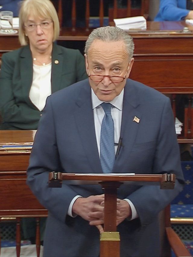 Chuck Schumer memberikan sambutan sebelum sidang pemakzulan Presiden AS Donald Trump dimulai di US Capitol, Washington, Amerika Serikat. Foto: Senat AS TV / via REUTERS