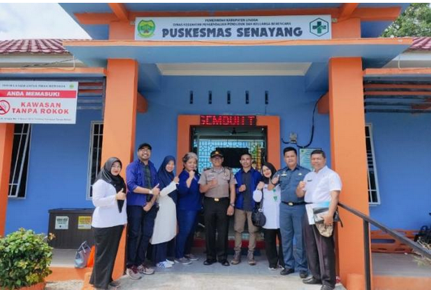 Kabid Pelayanan Kesehatan dan SDK drg Siti Nafiah, Kapus Senayang, Kasi Pelayanan di DKPPKB Lingg, Kapolsek dan Pelaksana Harian Kantor UPP Senayang bersama perwakilan Yayasan Doctor Share (Foto:ist) 