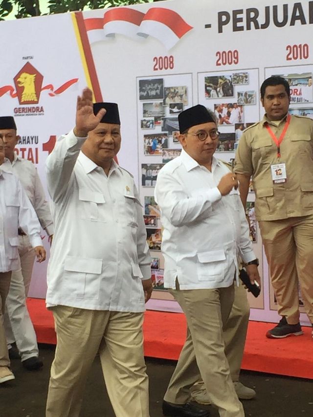 Ketua umum Gerindra Prabowo Subianto (kiri) melambaikan tangan saat menghadiri HUT Partai Gerindra ke-12 di Kantor DPP Partai Gerindra, Jakarta Selatan.  Foto: Raga Imam/kumparan 