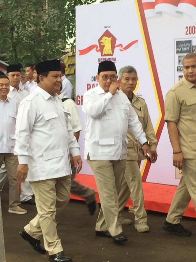 Ketua umum Gerindra Prabowo Subianto (kiri) menghadiri HUT Partai Gerindra ke-12 di Kantor DPP Partai Gerindra, Jakarta Selatan.  Foto: Raga Imam/kumparan 