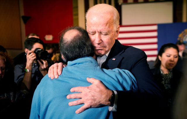 Kandidat presiden Amerika Serikat, Joe Biden memeluk pendukungnya saat berkampanye. Foto: REUTERS / Rick Wilking