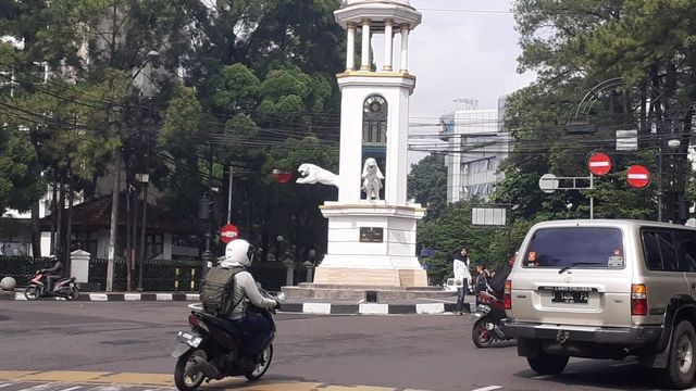 Heboh Patung Harimau di Jalan Braga, Bandung, 'Loncat' dari Tugu (142009)
