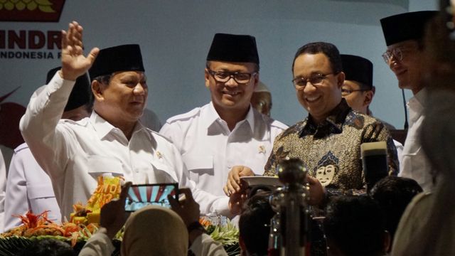 Ketua Umum Partai Gerindra Prabowo Subianto (kiri) memberikan potongan tumpeng kepada Gubernur DKI Jakarta Anies Baswedan di HUT ke-12 Partai Gerindra.  Foto: Jamal Ramadhan/kumparan 