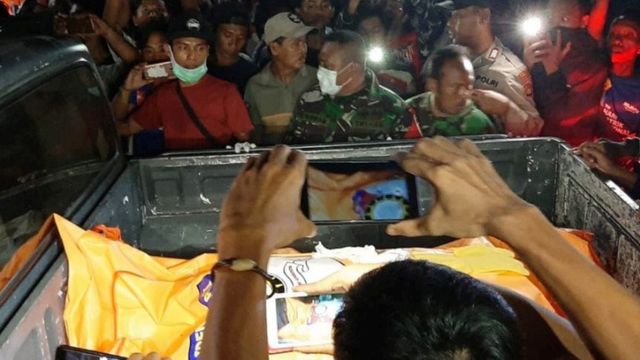 Anggota Polres Lombok Barat evakuasi mayat diduga korban mutilasi yang ditemukan di sekitar kawasan wisata Pantai Senggigi, Kabupaten Lombok Barat, NTB.  Foto: ANTARA/Awaludin