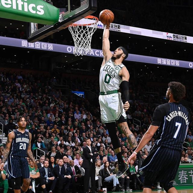 Pemain Boston Celtics, Jayson Tatum, melakukan dunk ke ring Orlando Magic. Foto: Instagram: Celtics