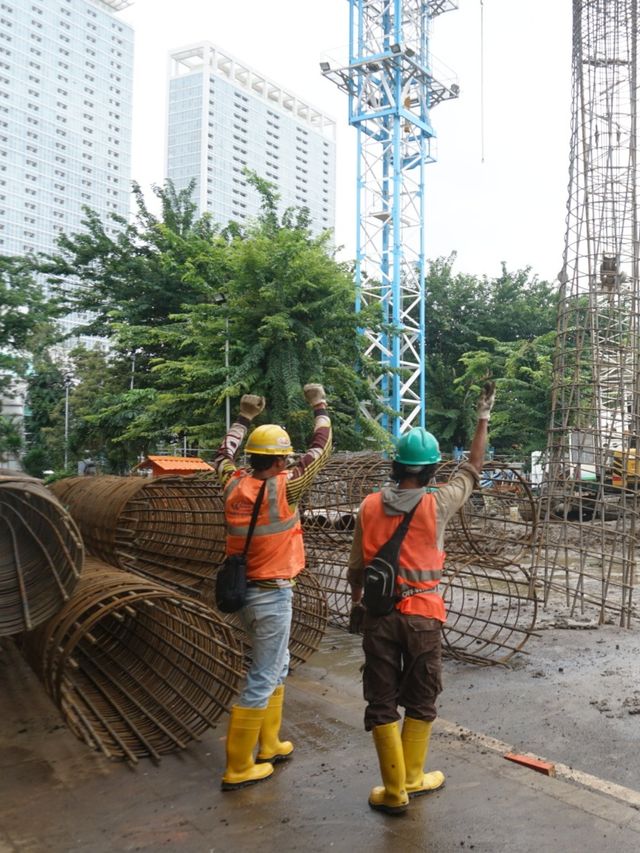 Pekerja beraktivitas di lokasi proyek revitalisasi kawasan Taman Ismail Marzuki (TIM) di Jakarta, Kamis (6/2). Foto: Iqbal Firdaus/kumparan 