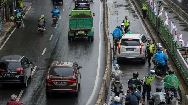 Petugas kepolisian merazia pengendara sepeda motor yang nekat melintasi jalur bus Transjakarta di Jalan Sultan Agung, Manggarai, Jakarta, Kamis (6/2). Foto: ANTARA FOTO/Galih Pradipta