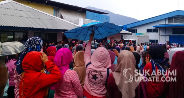 Aksi unjuk rasa puluhan buruh memprotes kebijakan pabrik PT Koin Baju Global di Kampung Lembur Kolot, Desa Tenjoayu, Kecamatan Cicurug, Kabupaten Sukabumi, Kamis (6/2/2020). | Sumber Foto:Syahrul Himawan