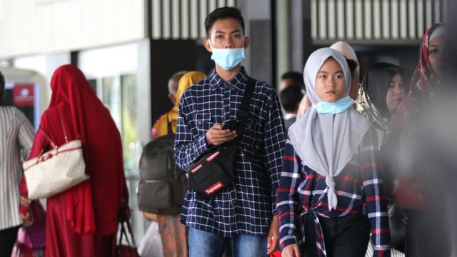 Ilustrasi masyarakat yang menggunakan masker di bandara agar terhindar dari virus.  Foto: Nugroho Sejati/kumparan