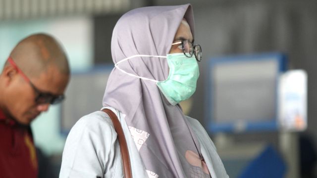 Ilustrasi masyarakat yang menggunakan masker di bandara