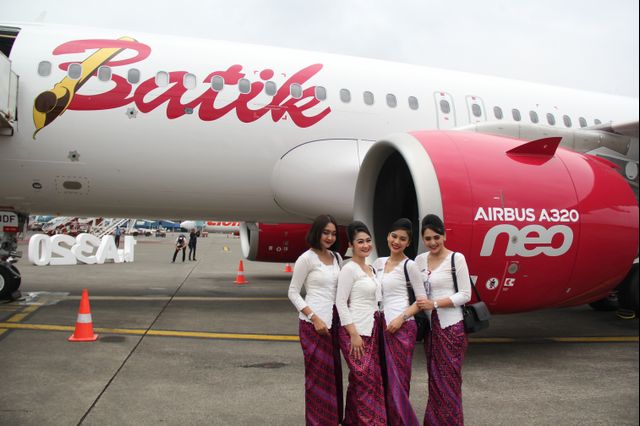 Pramugari Batik Air berpose di pesawat Airbus 320 NEO, di Bandara Internasional Soekarno-Hatta, Tangerang, Kamis (6/2/2020). Foto: Nugroho Sejati/kumparan