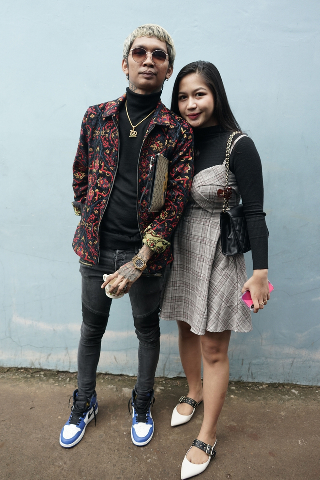 Penyanyi rapper Young Lex bersama istrinya Eriska Nakesya saat ditemui di kawasan Tendean, Jakarta, Kamis, (6/2) Foto: Ronny