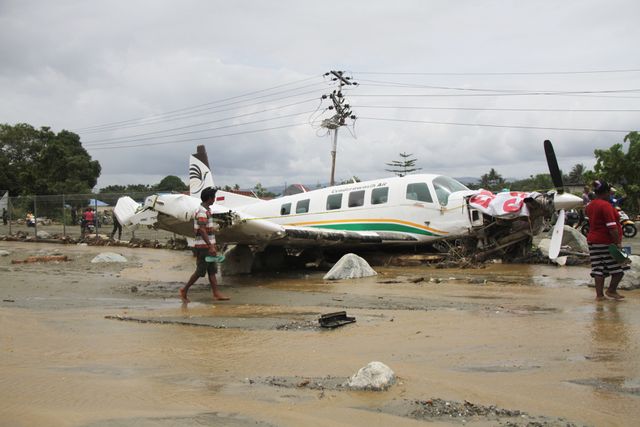 Sebuah pesawat terseret arus air saat banjir bandang Sentani yang terjadi pada Maret 2019 lalu. (Foto Katharina)