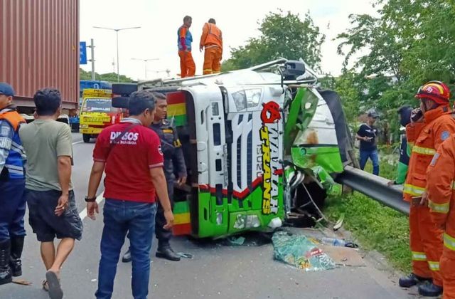 Truk Terguling di Tol Satelit, Kernet Terjepit dalam Kabin