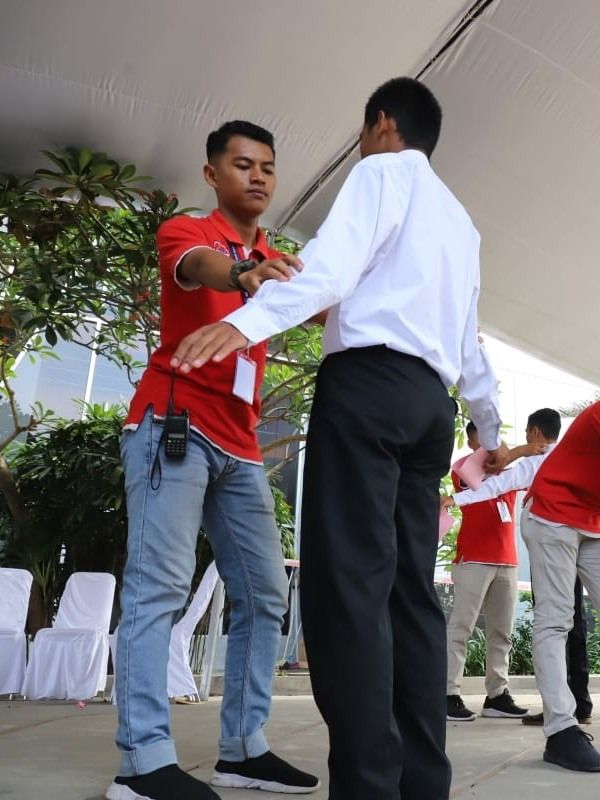 Petugas memeriksa peserta tes SKD CPNS Kemenkumham di Jawa Timur. Foto: Dok. Istimewa