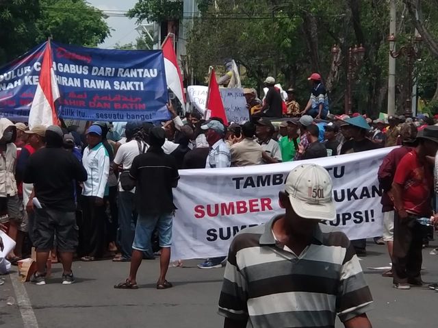 Ribuan petani tambak di Kabupaten Lamongan, Provinsi Jawa Timur (Jatim) menggelar aksi massa untuk menuntut agar Permentan nomor 1 Tahun 2020 dibatalkan.
